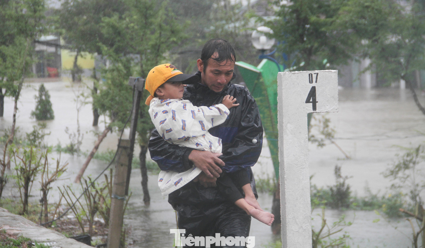 Nước lũ có nơi ngập 2m, người dân Quy Nhơn lên đường ray tìm nơi trú nạn- Ảnh 8.