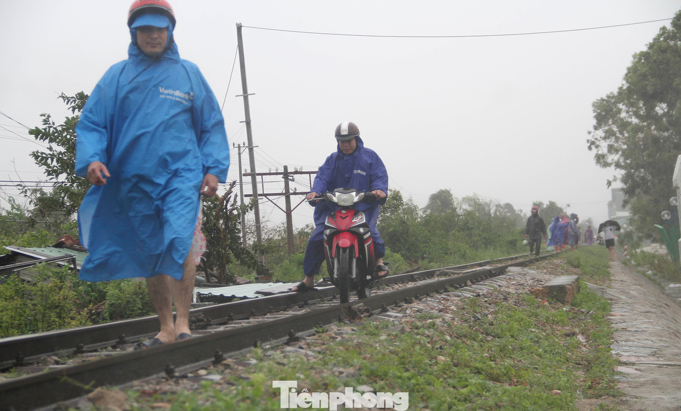 Nước lũ có nơi ngập 2m, người dân Quy Nhơn lên đường ray tìm nơi trú nạn- Ảnh 5.