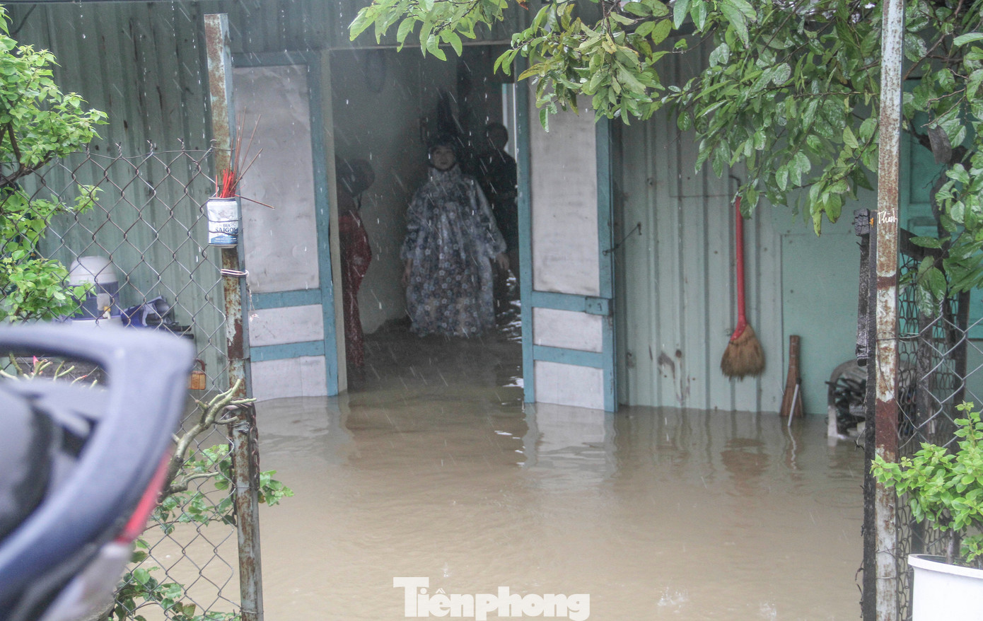 Nước lũ có nơi ngập 2m, người dân Quy Nhơn lên đường ray tìm nơi trú nạn- Ảnh 4.