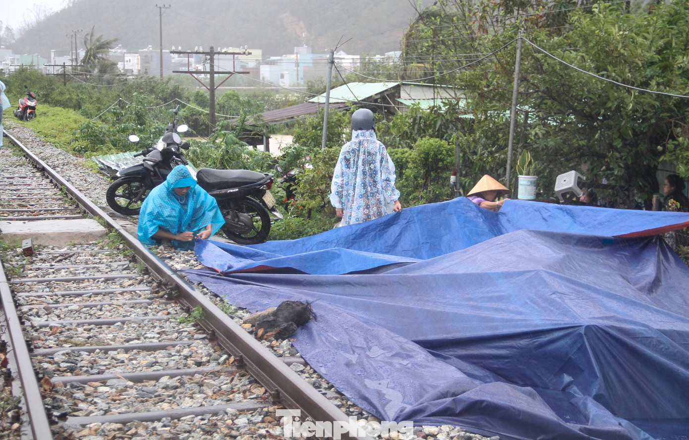 Nước lũ có nơi ngập 2m, người dân Quy Nhơn lên đường ray tìm nơi trú nạn- Ảnh 11.