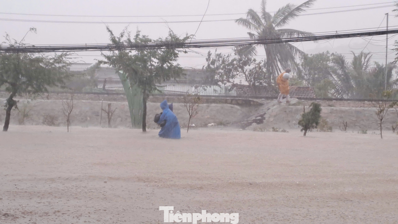Lũ dâng gần 2m, trung tâm Gia Lai hỗn loạn- Ảnh 4.