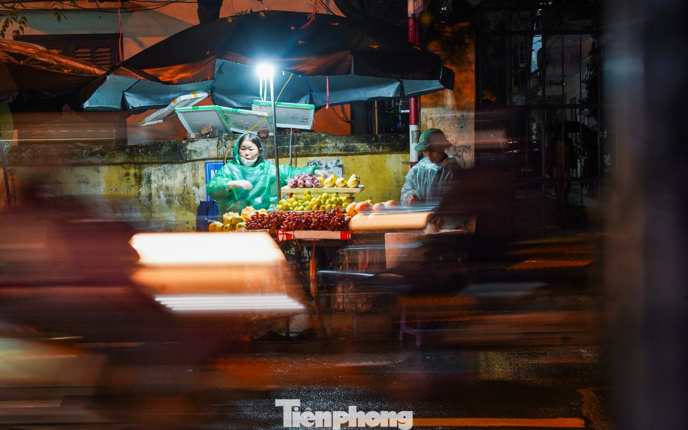 Người Hà Nội đốt lửa sưởi ấm trong đêm lạnh 12 độ C- Ảnh 10.