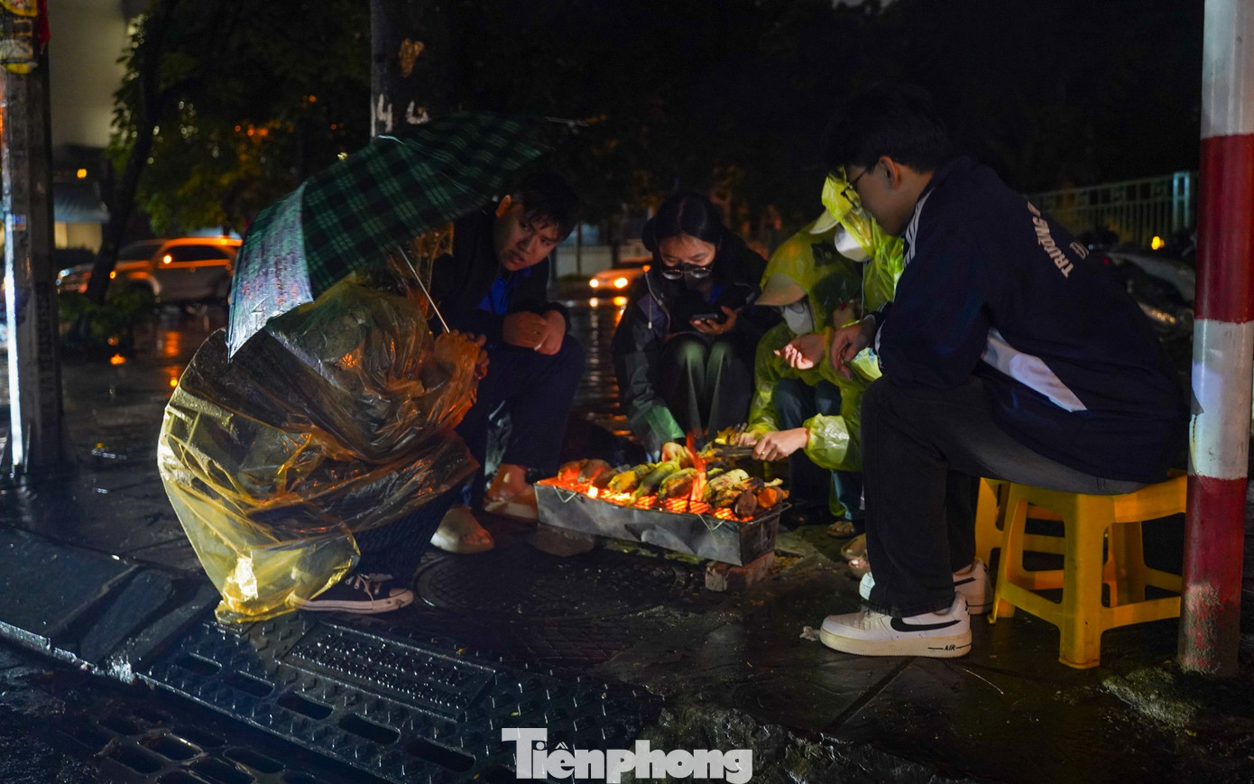 Người Hà Nội đốt lửa sưởi ấm trong đêm lạnh 12 độ C- Ảnh 18.