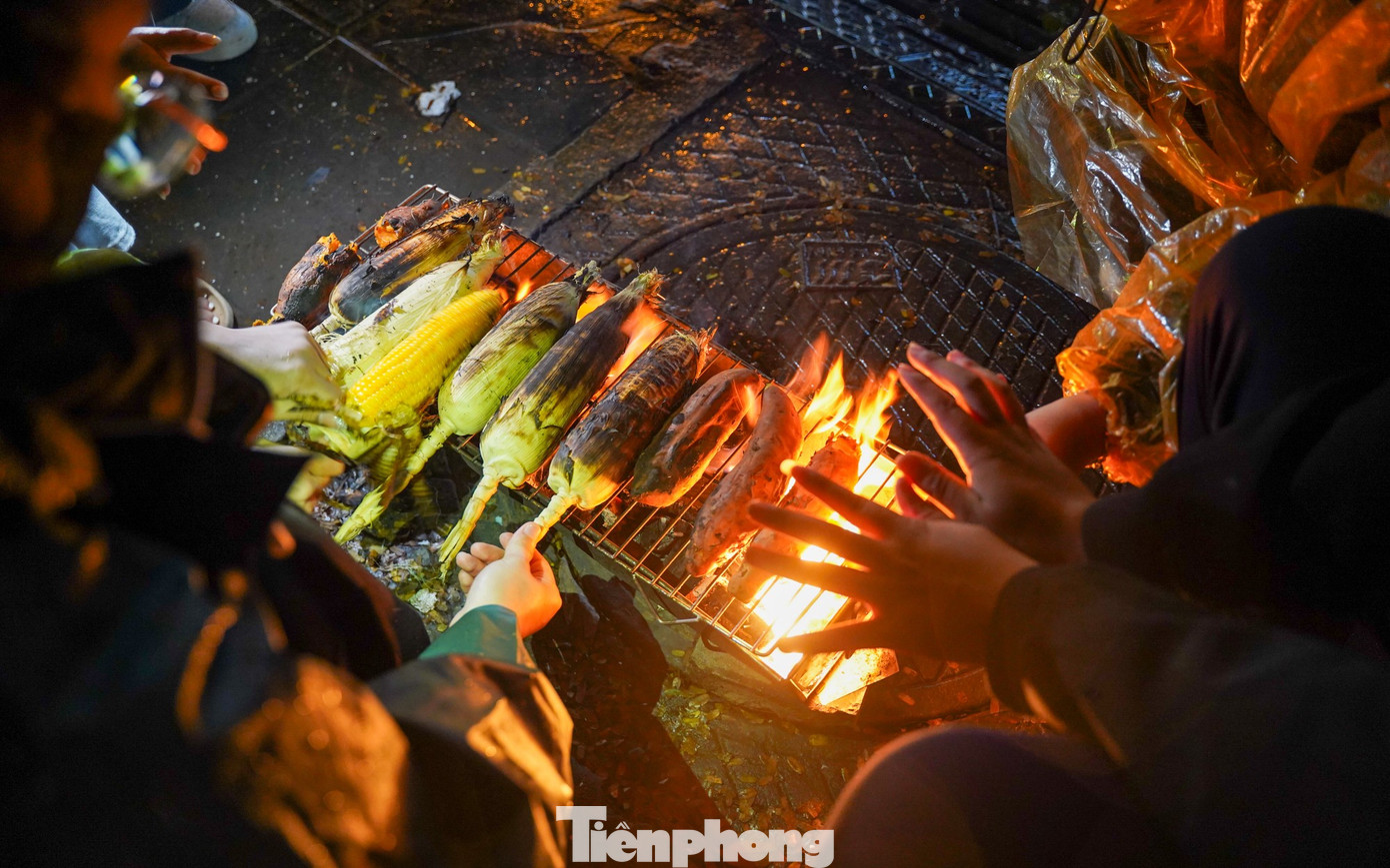 Người Hà Nội đốt lửa sưởi ấm trong đêm lạnh 12 độ C- Ảnh 19.