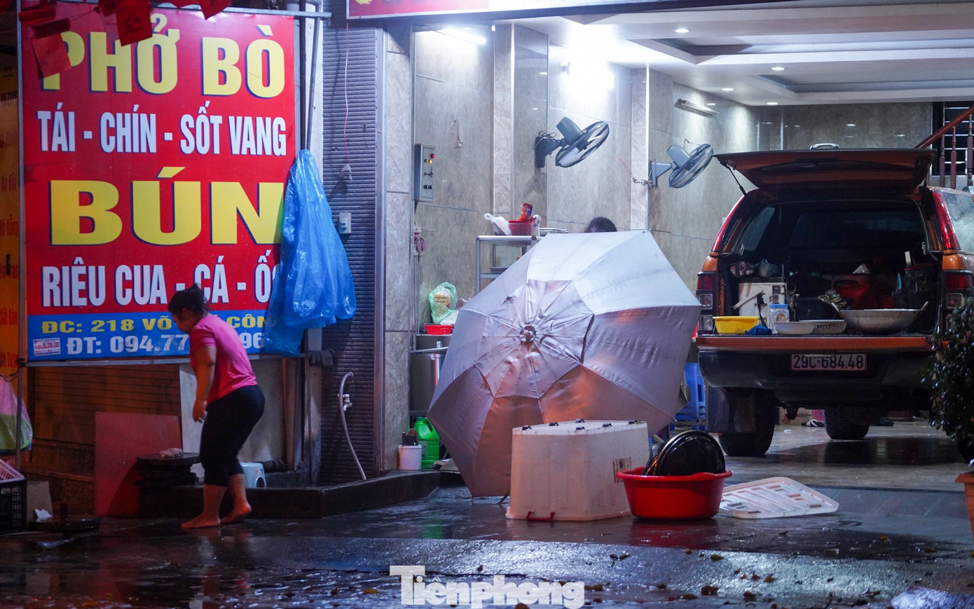 Người Hà Nội đốt lửa sưởi ấm trong đêm lạnh 12 độ C- Ảnh 8.