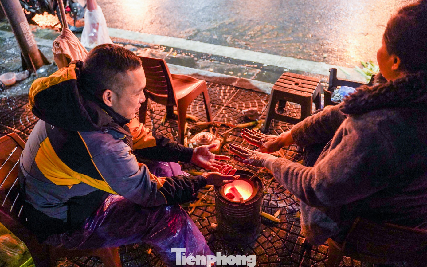 Người Hà Nội đốt lửa sưởi ấm trong đêm lạnh 12 độ C- Ảnh 13.