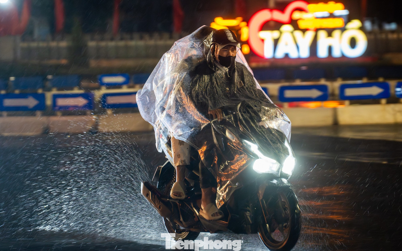 Người Hà Nội đốt lửa sưởi ấm trong đêm lạnh 12 độ C- Ảnh 2.