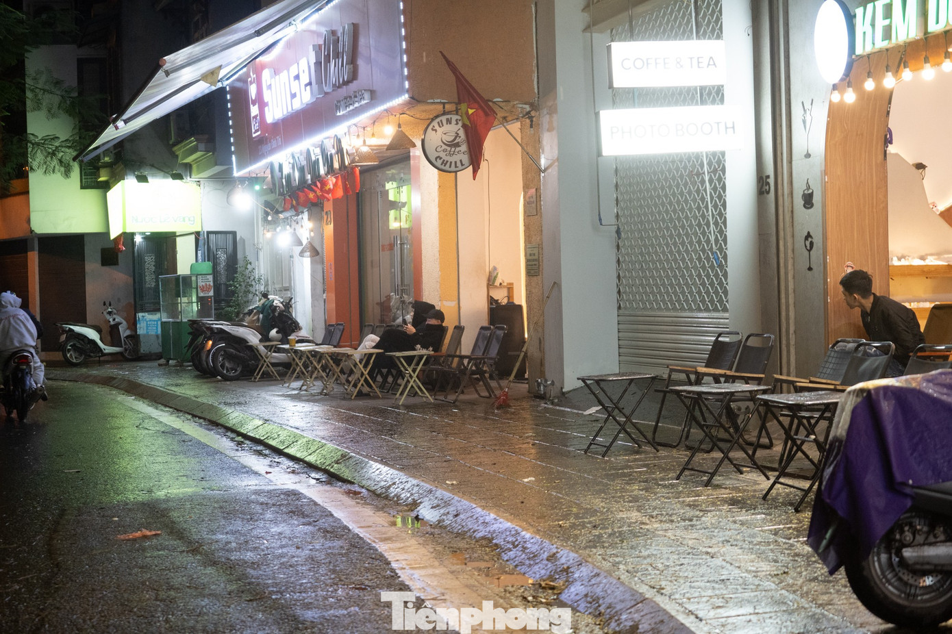 Người Hà Nội đốt lửa sưởi ấm trong đêm lạnh 12 độ C- Ảnh 5.