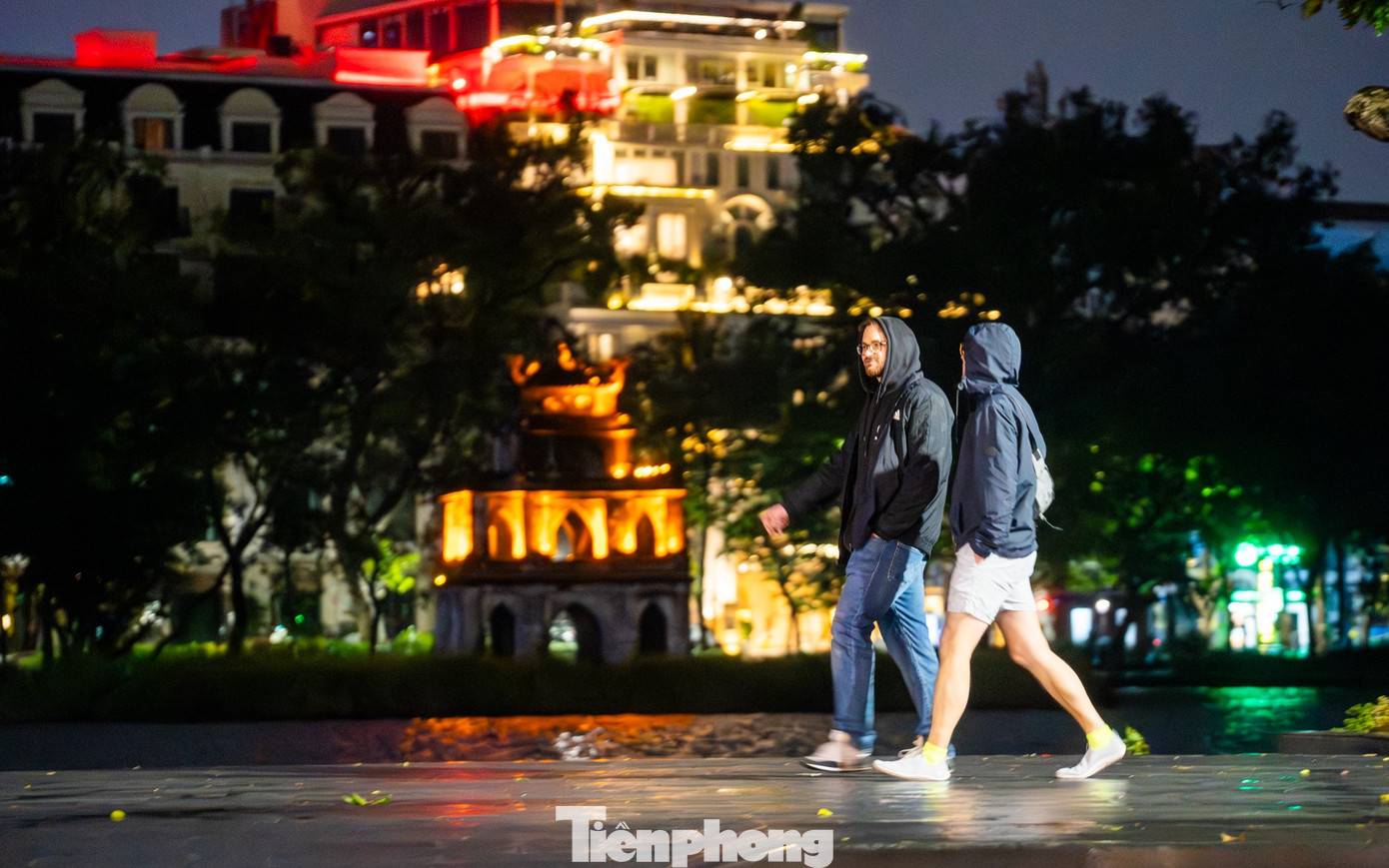 Người Hà Nội đốt lửa sưởi ấm trong đêm lạnh 12 độ C- Ảnh 3.