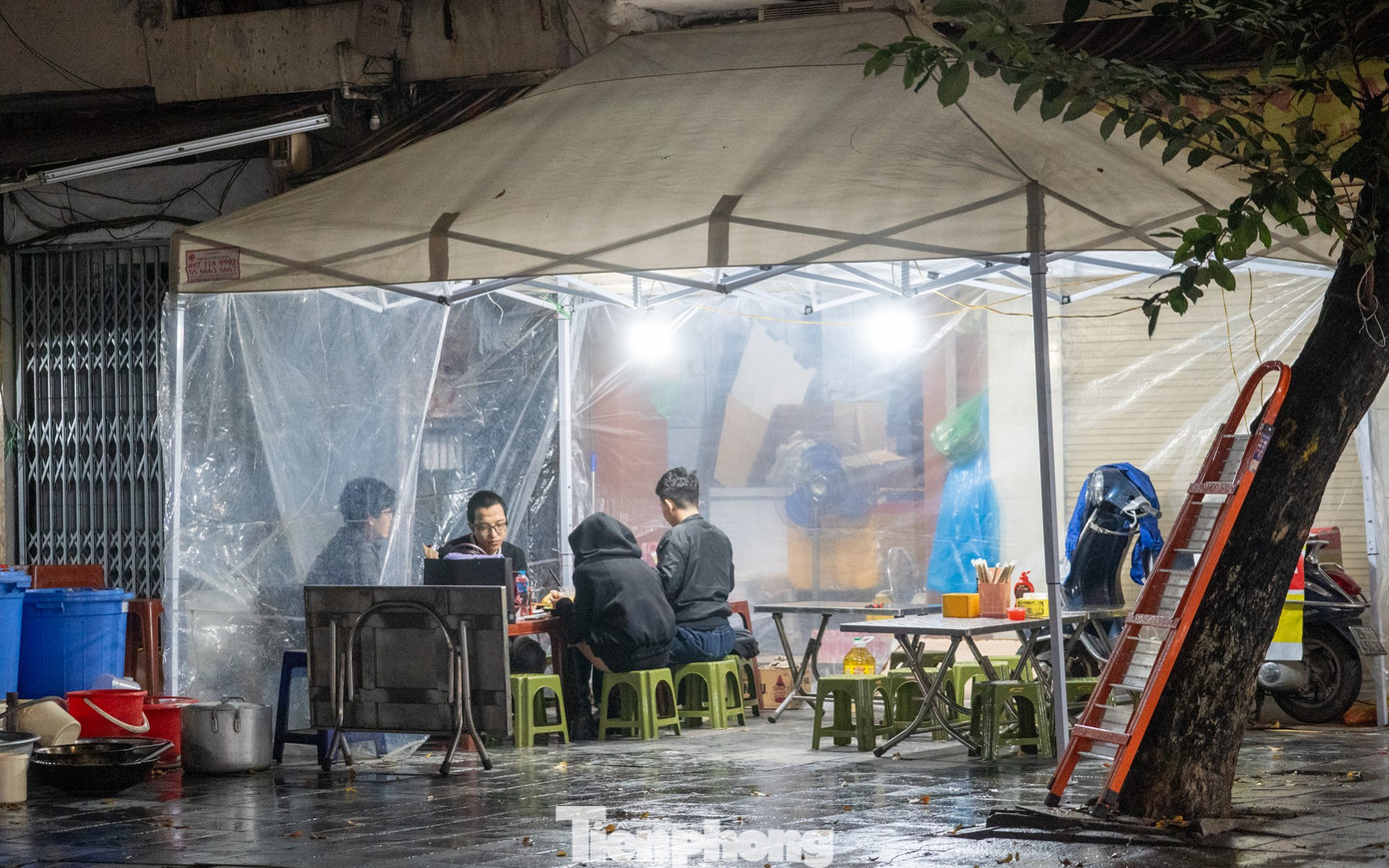 Người Hà Nội đốt lửa sưởi ấm trong đêm lạnh 12 độ C- Ảnh 6.