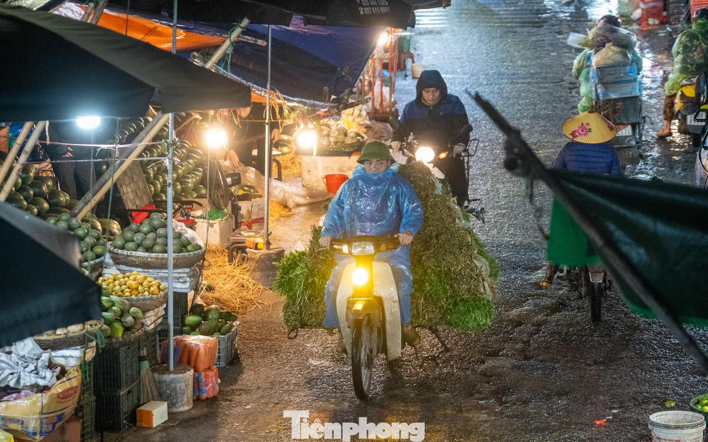 Người Hà Nội đốt lửa sưởi ấm trong đêm lạnh 12 độ C- Ảnh 12.