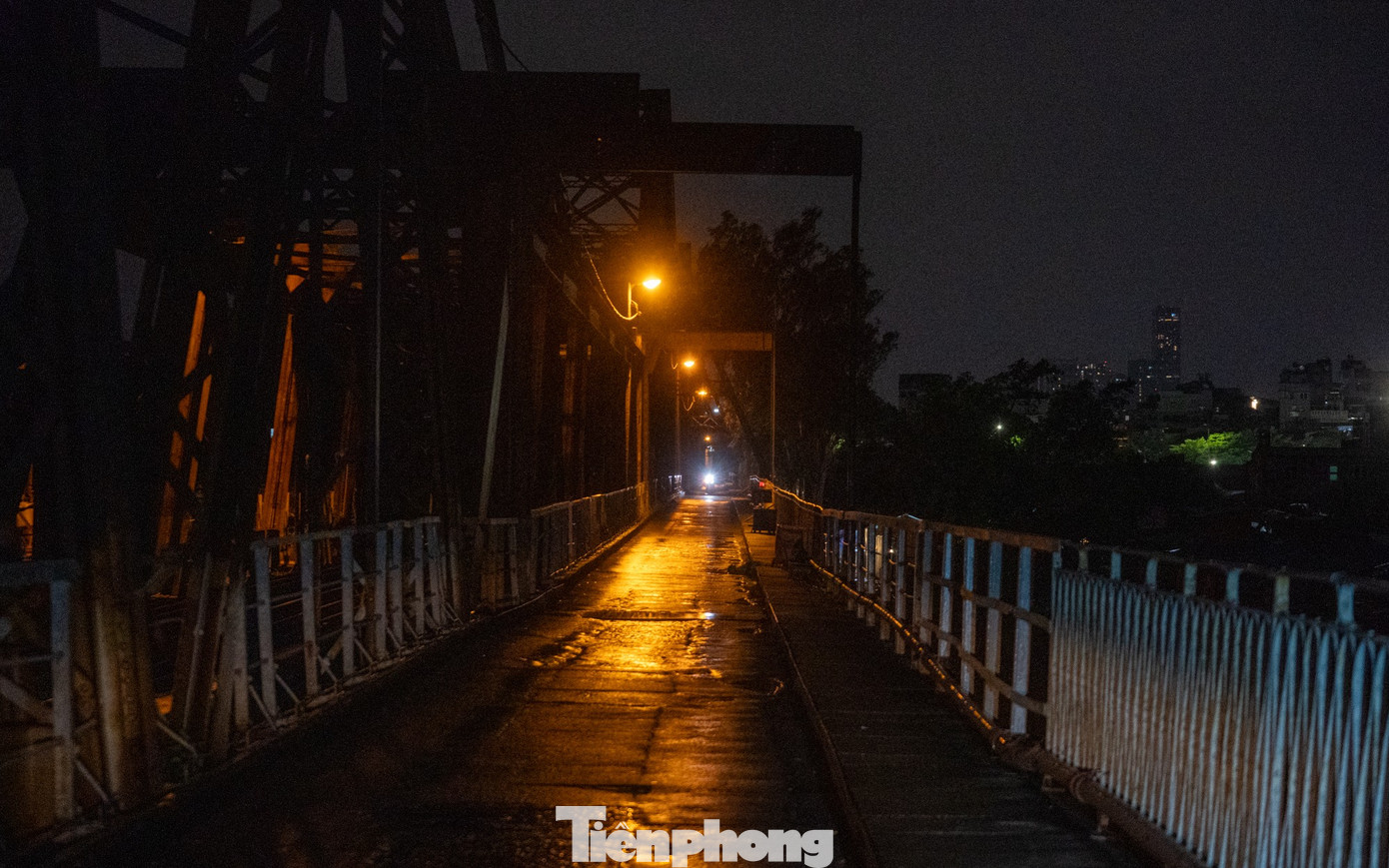 Người Hà Nội đốt lửa sưởi ấm trong đêm lạnh 12 độ C- Ảnh 20.