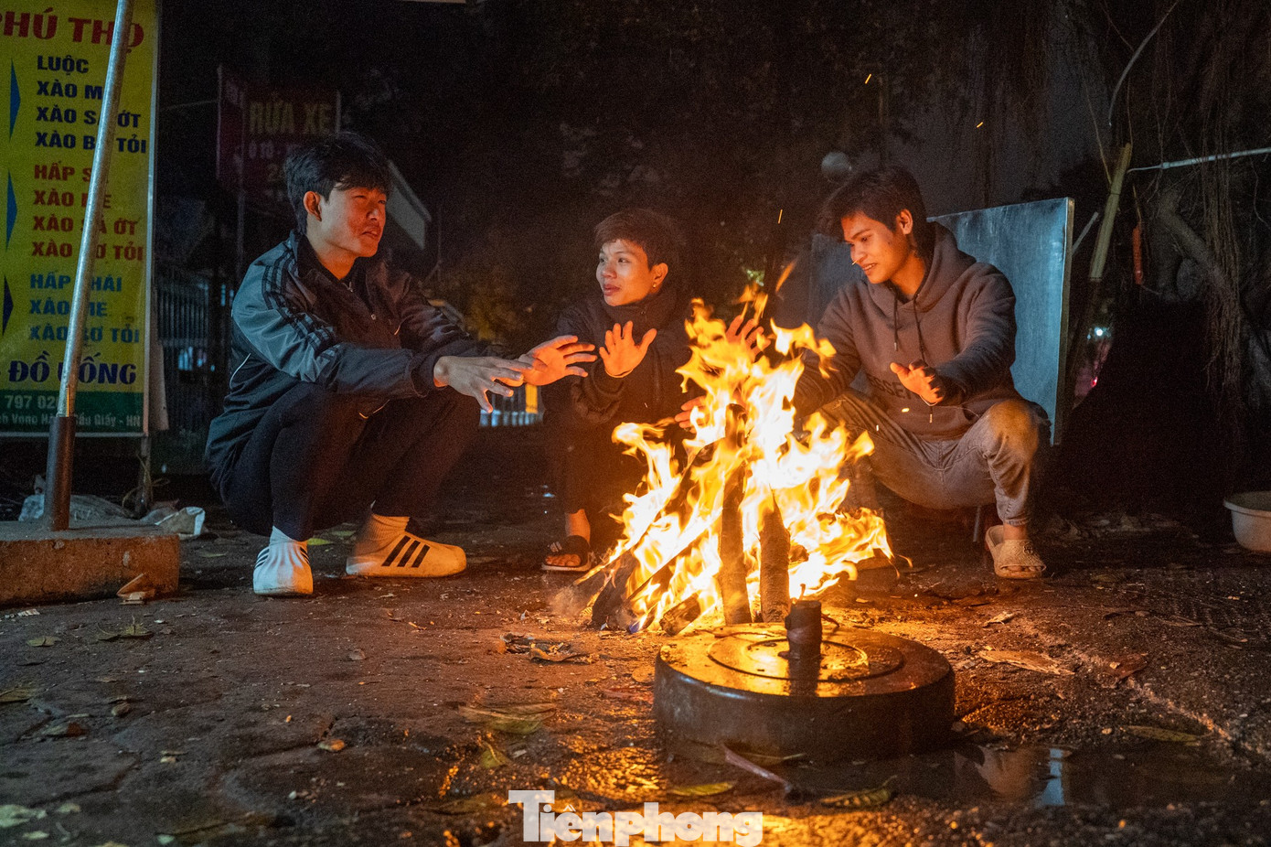 Người Hà Nội đốt lửa sưởi ấm trong đêm lạnh 12 độ C- Ảnh 14.