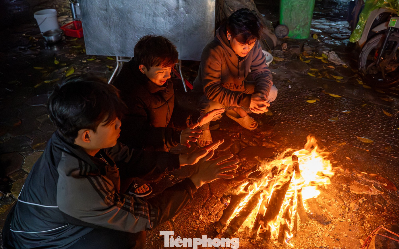 Người Hà Nội đốt lửa sưởi ấm trong đêm lạnh 12 độ C- Ảnh 15.