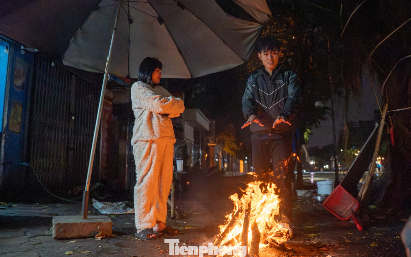 Người Hà Nội đốt lửa sưởi ấm trong đêm lạnh 12 độ C- Ảnh 16.