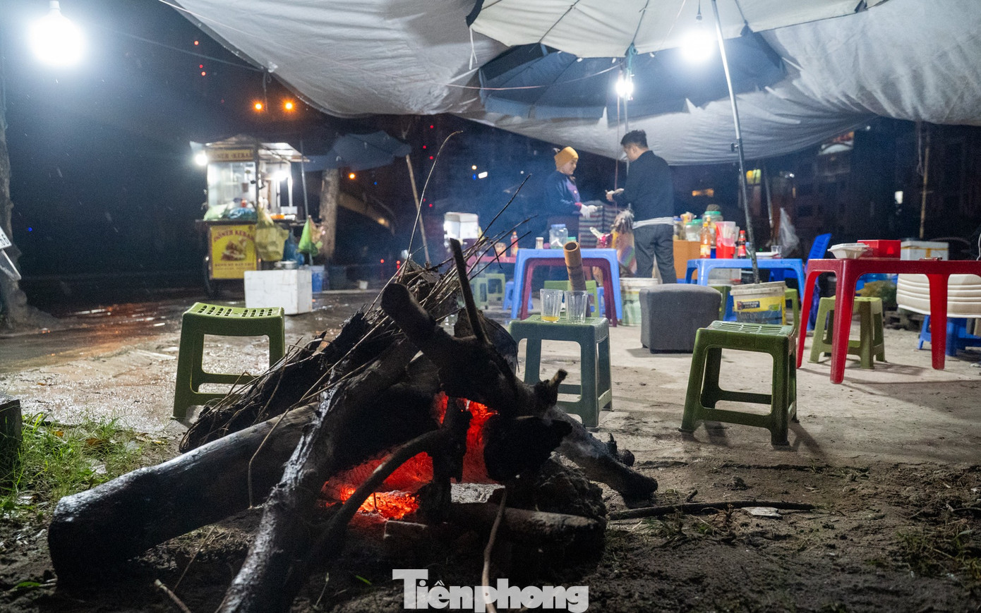 Người Hà Nội đốt lửa sưởi ấm trong đêm lạnh 12 độ C- Ảnh 17.
