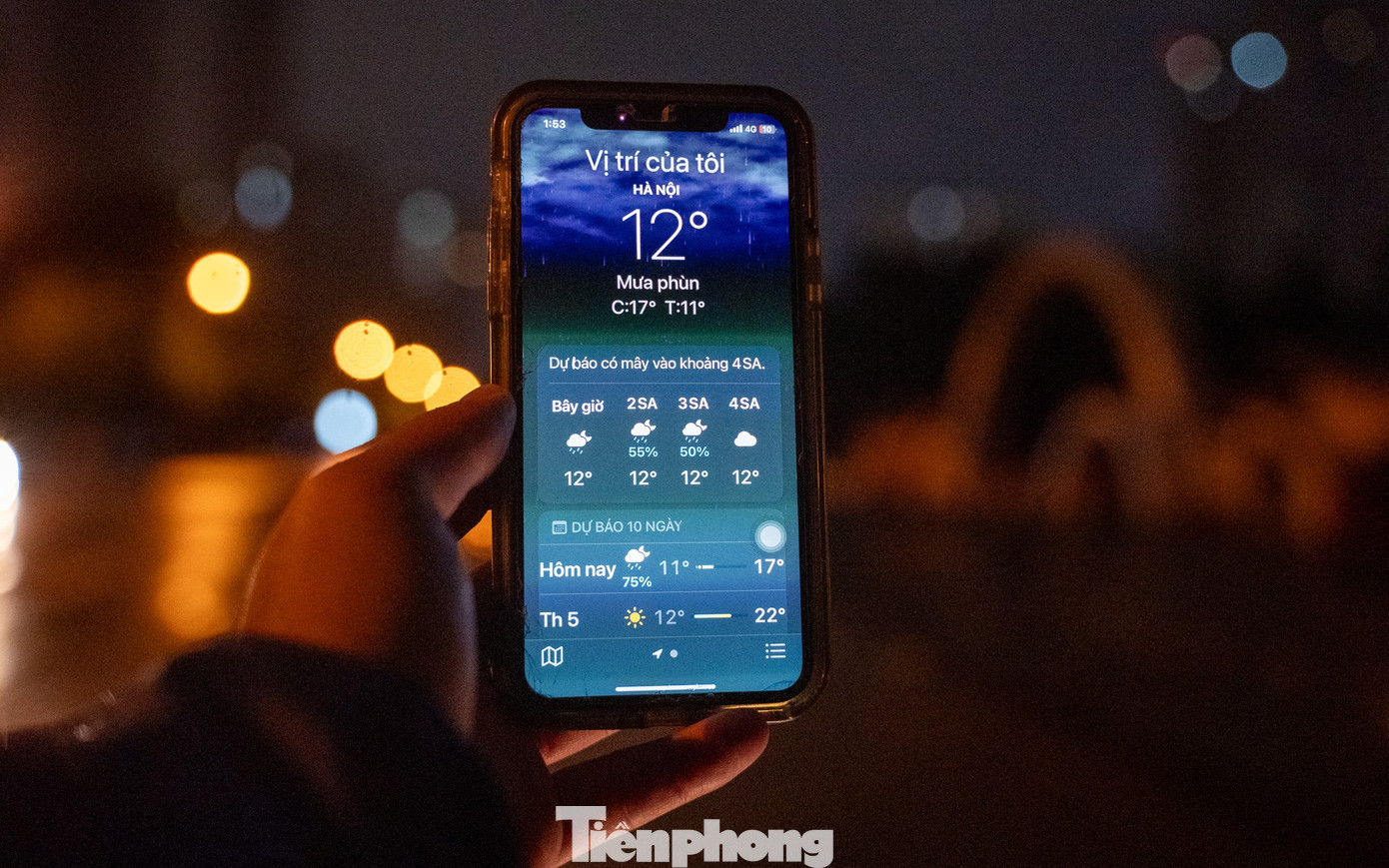 Người Hà Nội đốt lửa sưởi ấm trong đêm lạnh 12 độ C- Ảnh 1.