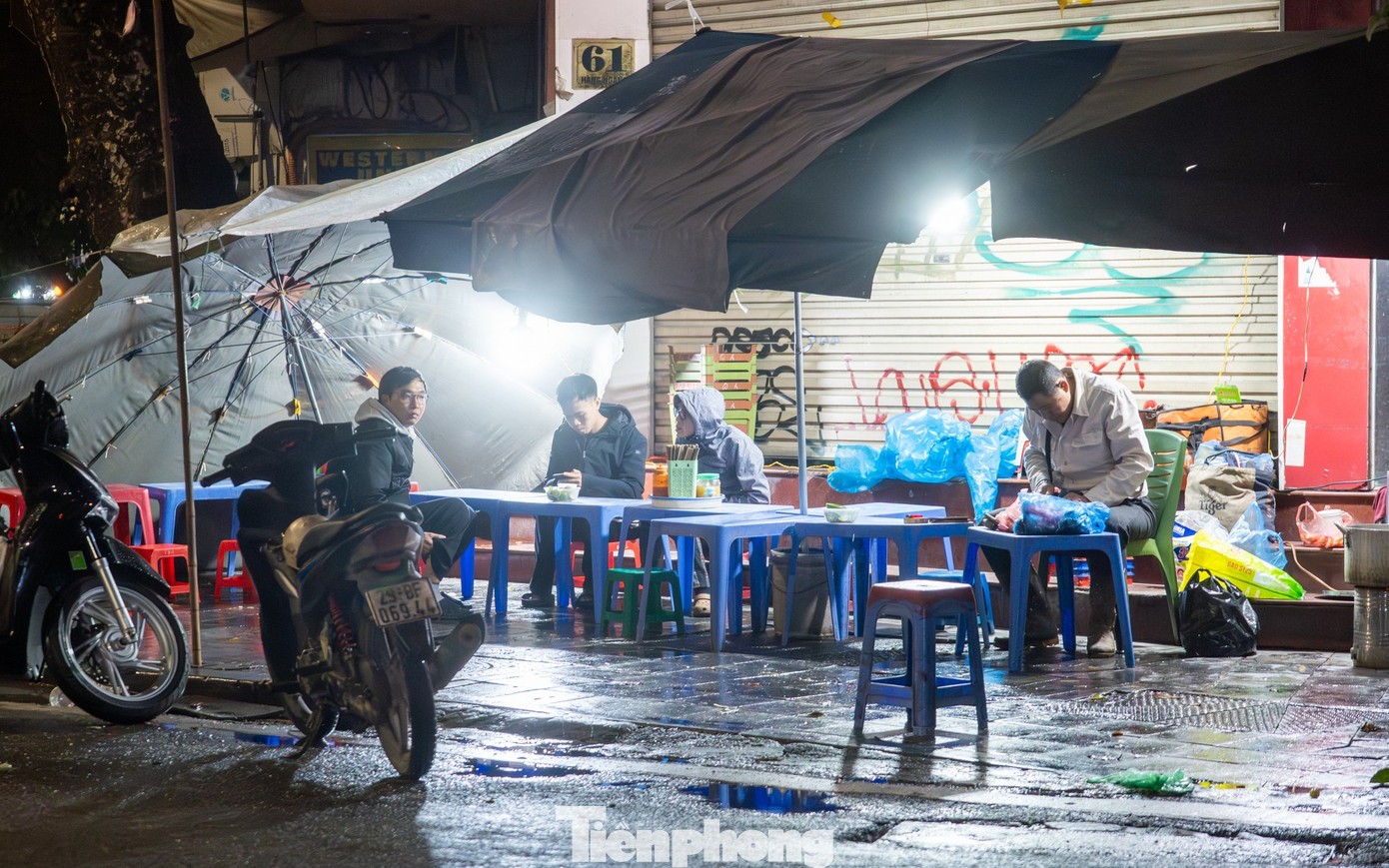 Người Hà Nội đốt lửa sưởi ấm trong đêm lạnh 12 độ C- Ảnh 7.