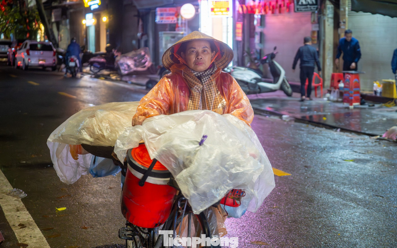 Người Hà Nội đốt lửa sưởi ấm trong đêm lạnh 12 độ C- Ảnh 11.