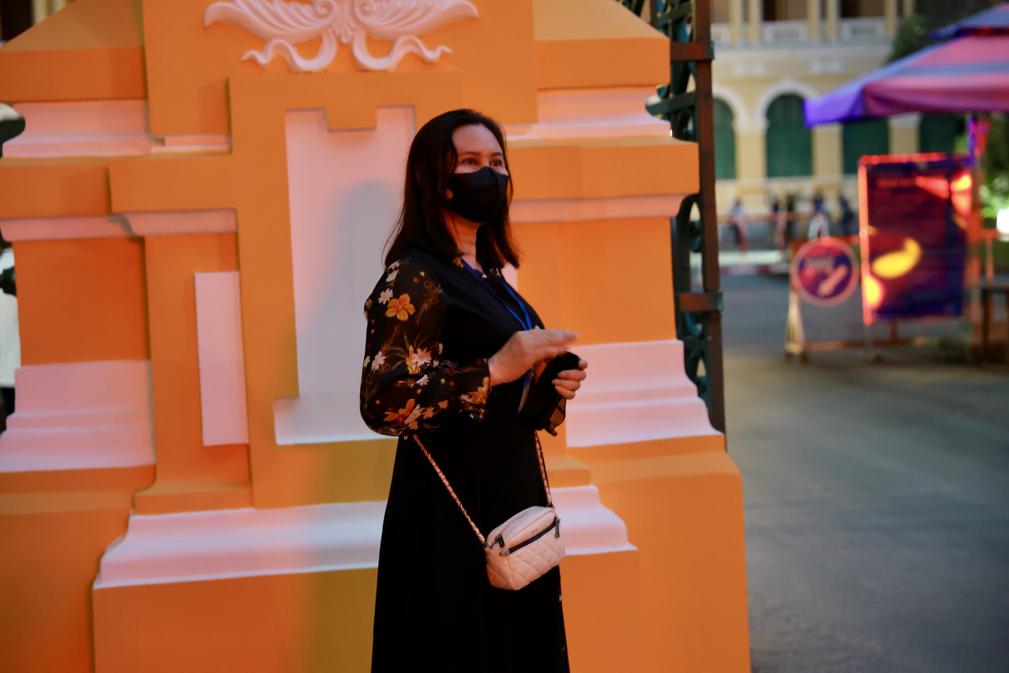 Mẹ Thùy Tiên gục khóc, con gái vẫy tay chào sau khi nghe tòa tuyên án 2 năm tù- Ảnh 8. Mẹ Thùy Tiên gục khóc, con gái vẫy tay chào sau khi nghe tòa tuyên án 2 năm tù- Ảnh 8.