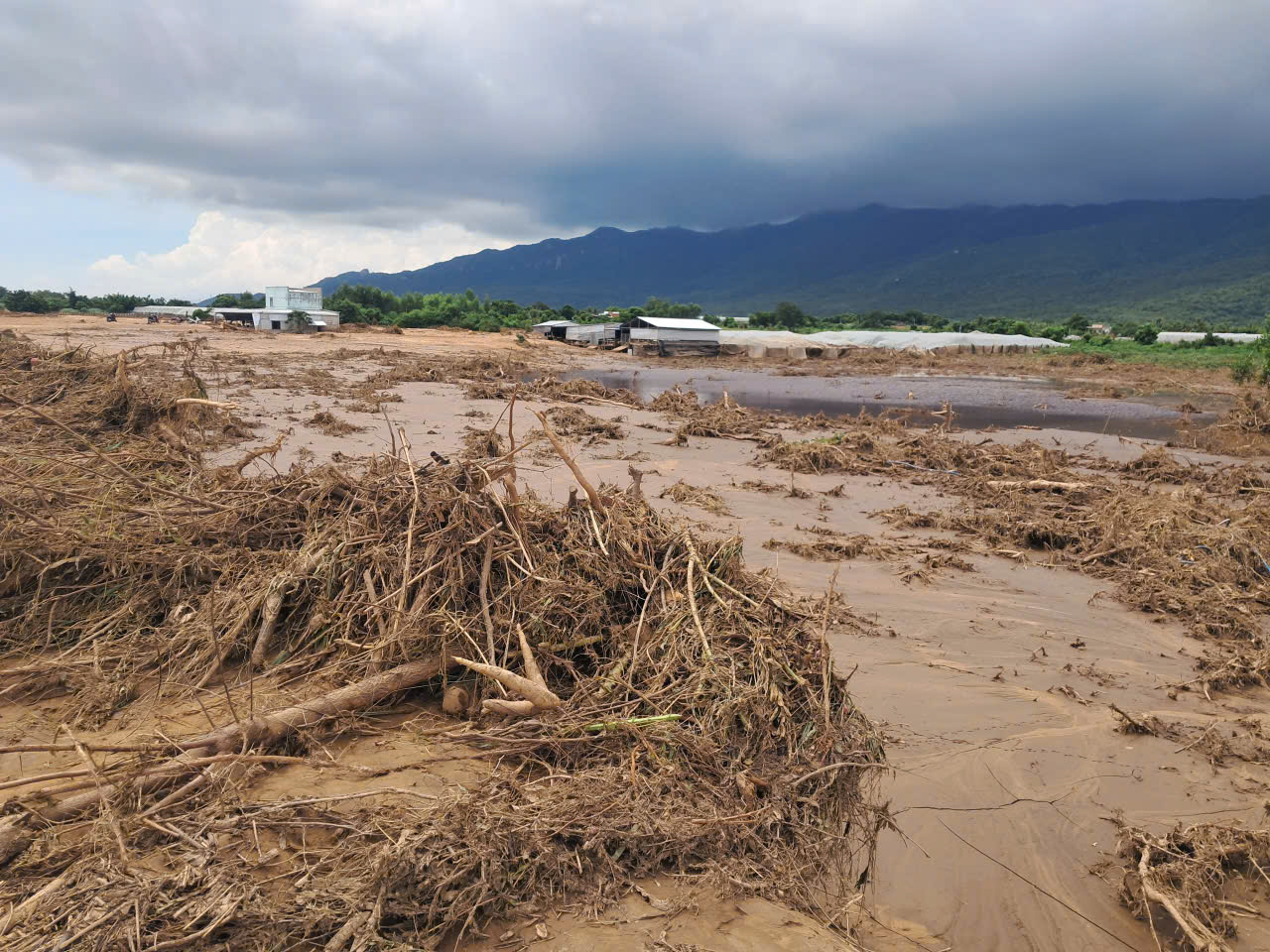 Vụ vỡ hồ chứa nước ở Lâm Đồng: Công an phát thông báo khẩn đến người dân- Ảnh 1.