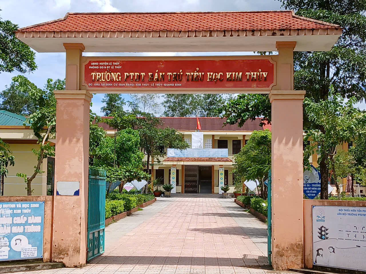 Phụ huynh đón con về khi Phó hiệu trưởng Đỗ Thị Hồng Huế xuất hiện trở lại trường- Ảnh 1. Phụ huynh đón con về khi Phó hiệu trưởng Đỗ Thị Hồng Huế xuất hiện trở lại trường- Ảnh 1.