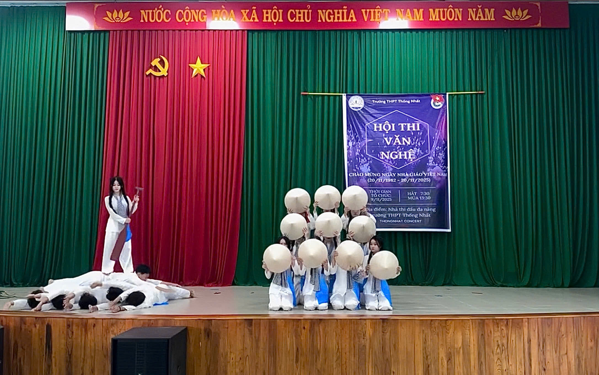 9,3 triệu người thán phục trước tiết mục văn nghệ được coi là ĐỈNH nhất dịp 20/11 năm nay- Ảnh 4. 9,3 triệu người thán phục trước tiết mục văn nghệ được coi là ĐỈNH nhất dịp 20/11 năm nay- Ảnh 4.