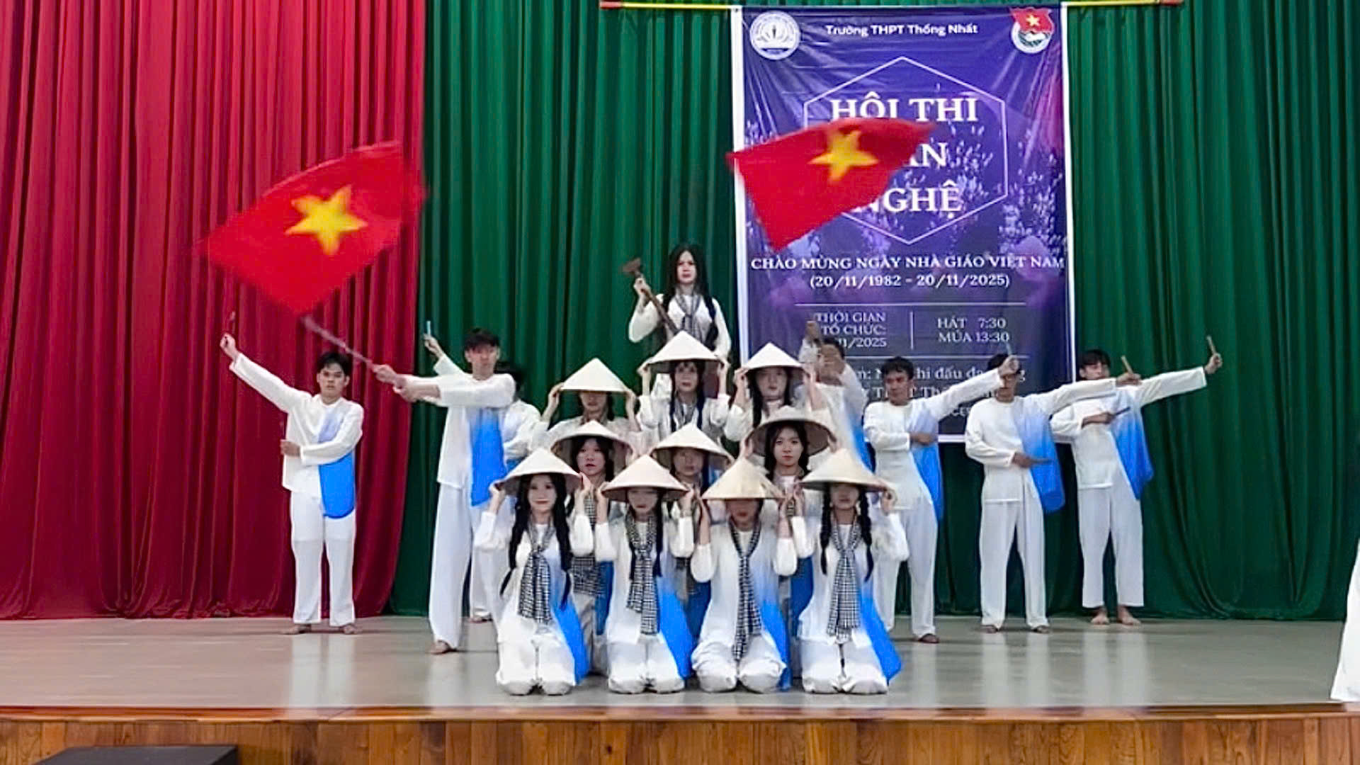 9,3 triệu người thán phục trước tiết mục văn nghệ được coi là ĐỈNH nhất dịp 20/11 năm nay- Ảnh 5. 9,3 triệu người thán phục trước tiết mục văn nghệ được coi là ĐỈNH nhất dịp 20/11 năm nay- Ảnh 5.