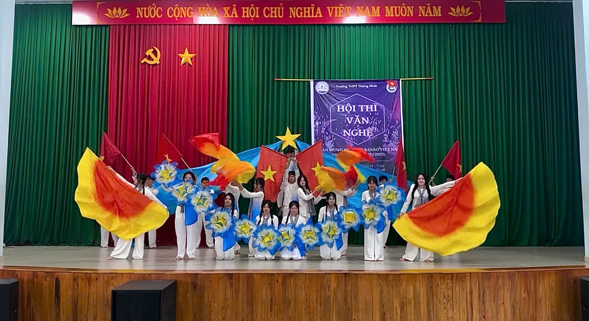 9,3 triệu người thán phục trước tiết mục văn nghệ được coi là ĐỈNH nhất dịp 20/11 năm nay- Ảnh 6. 9,3 triệu người thán phục trước tiết mục văn nghệ được coi là ĐỈNH nhất dịp 20/11 năm nay- Ảnh 6.