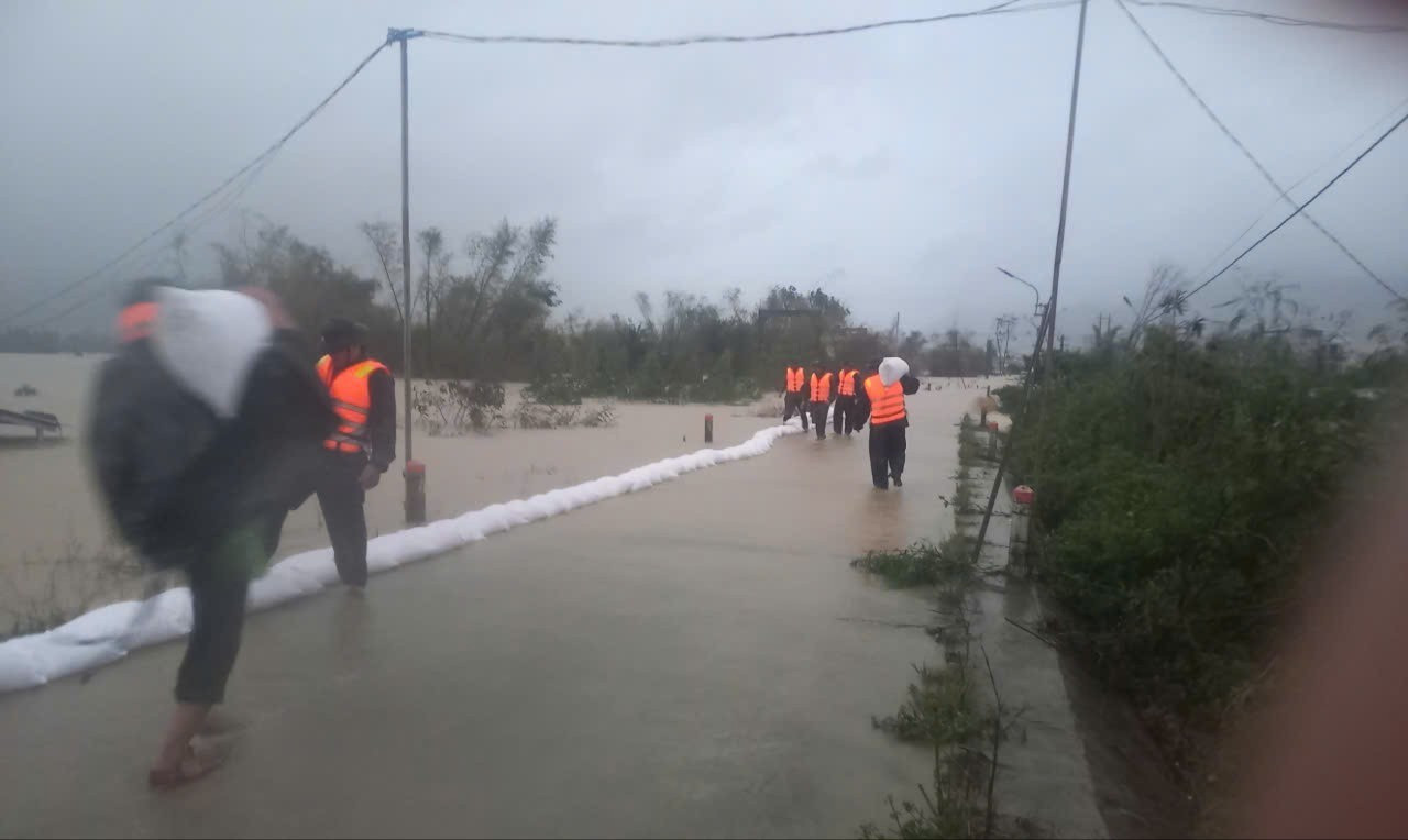 Lũ dâng gần 2m, trung tâm Gia Lai hỗn loạn- Ảnh 9.