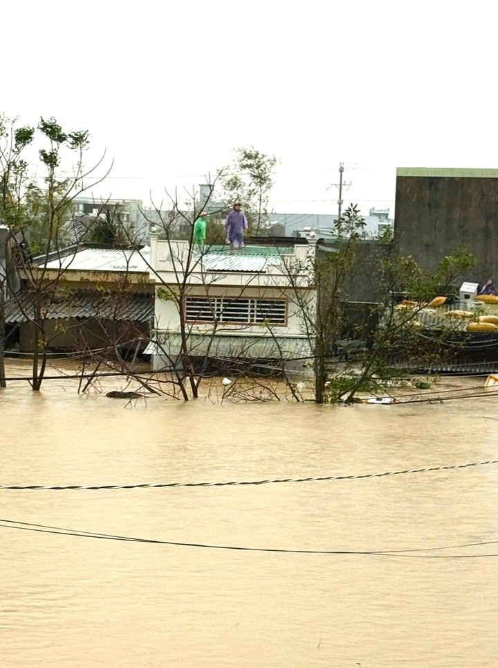 Dân vùng mưa lũ Gia Lai co ro trên mái nhà, lực lượng chức năng xuyên đêm cứu hộ- Ảnh 7.