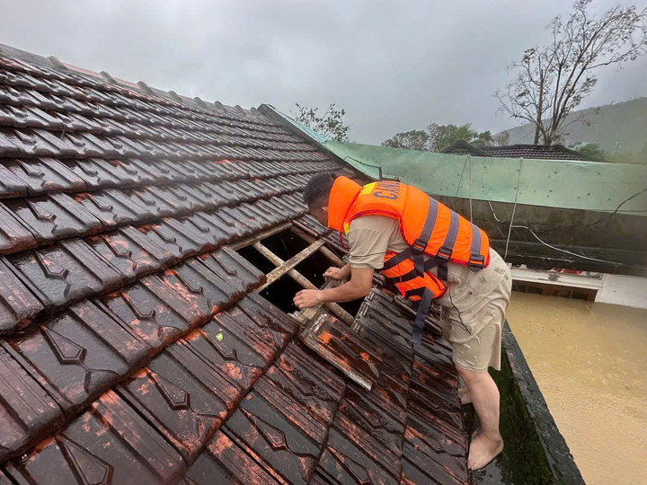 Dân vùng mưa lũ Gia Lai co ro trên mái nhà, lực lượng chức năng xuyên đêm cứu hộ- Ảnh 6.