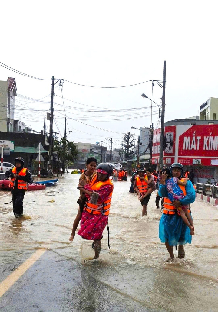 Dân vùng mưa lũ Gia Lai co ro trên mái nhà, lực lượng chức năng xuyên đêm cứu hộ- Ảnh 11.