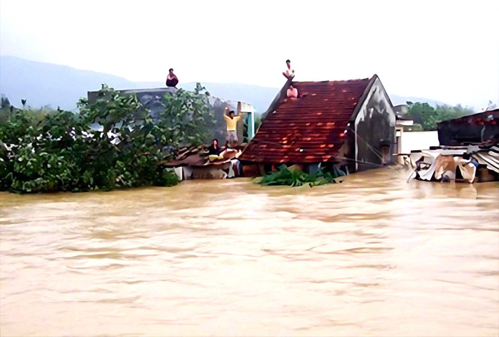 Dân vùng mưa lũ Gia Lai co ro trên mái nhà, lực lượng chức năng xuyên đêm cứu hộ- Ảnh 3.