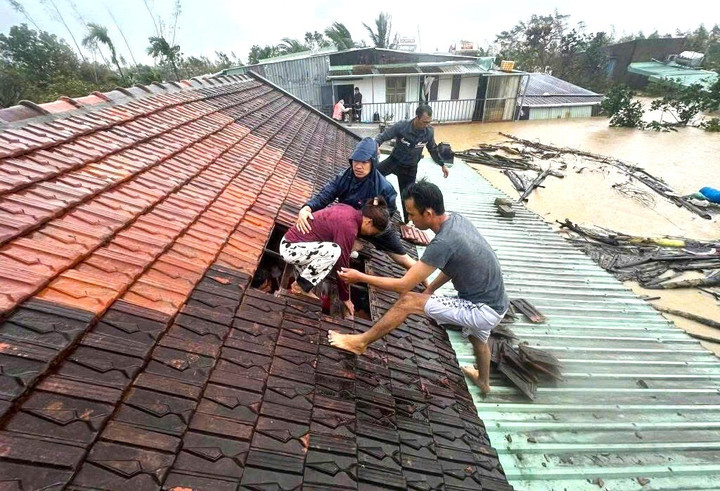 Dân vùng mưa lũ Gia Lai co ro trên mái nhà, lực lượng chức năng xuyên đêm cứu hộ- Ảnh 1.