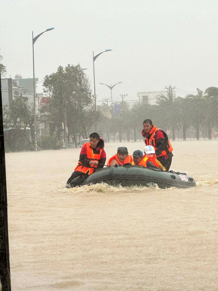 Dân vùng mưa lũ Gia Lai co ro trên mái nhà, lực lượng chức năng xuyên đêm cứu hộ- Ảnh 8.