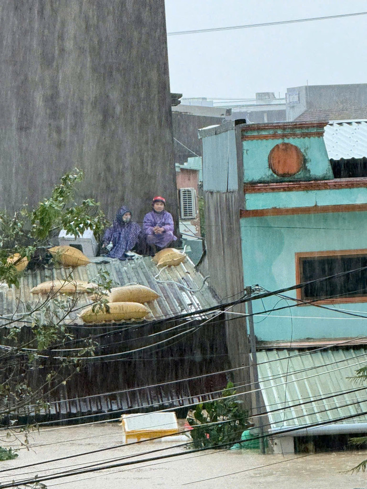 Dân vùng mưa lũ Gia Lai co ro trên mái nhà, lực lượng chức năng xuyên đêm cứu hộ- Ảnh 2.