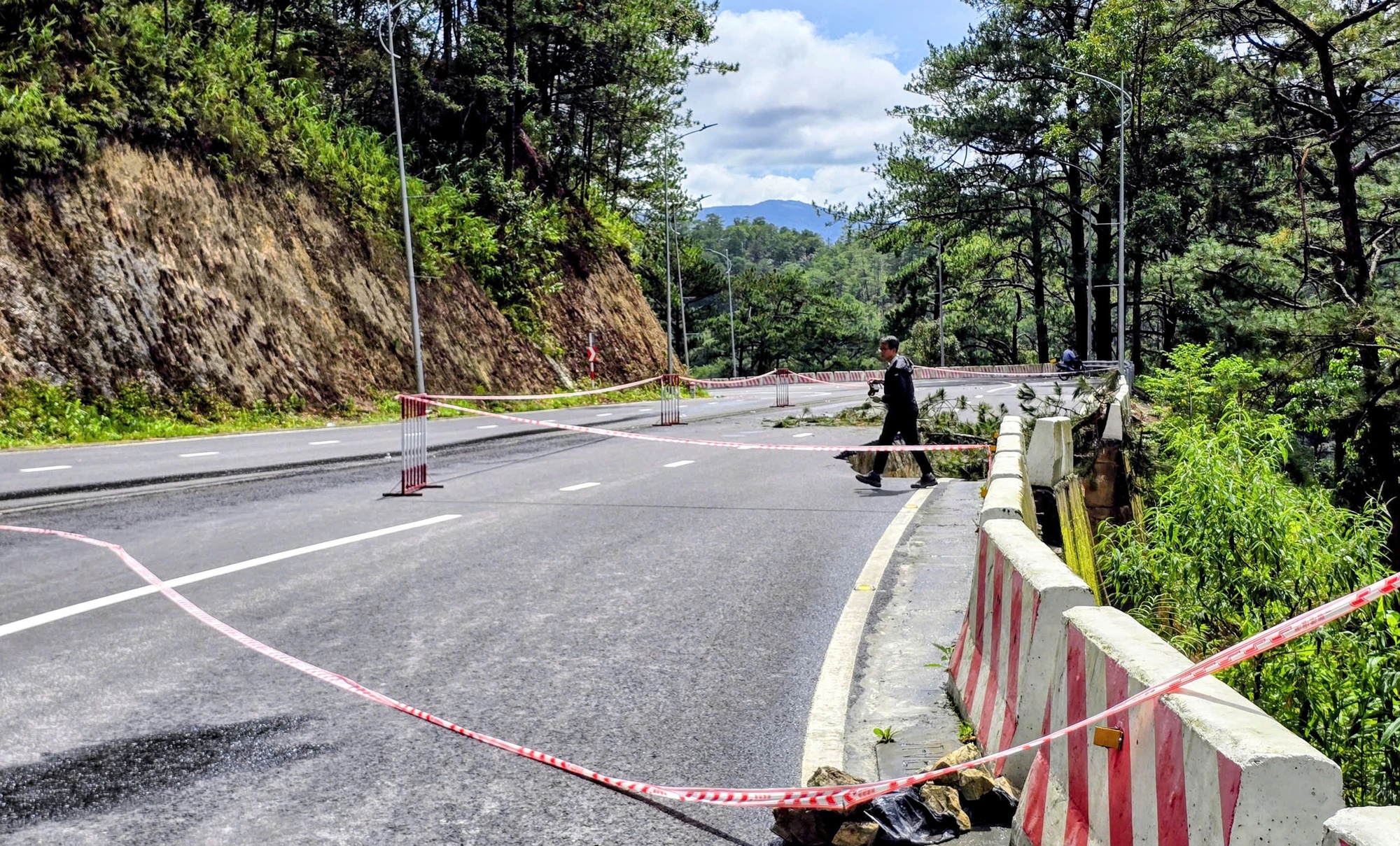 Đến lượt đèo Mimosa ở Đà Lạt sạt lở, người dân lưu thông cẩn trọng- Ảnh 2.