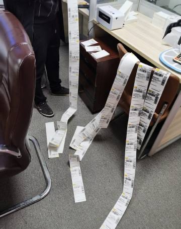 Cặp vợ chồng bán nước hoa giả, thu lợi 19 tỷ đồng bị bắt- Ảnh 1.