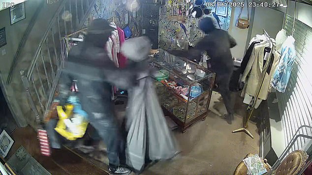 D&agrave;n sao b&oacute;ng đ&aacute; phải thu&ecirc; v&otilde; sĩ MMA bảo vệ khi băng đảng tội phạm coi khu nh&agrave; triệu ph&uacute; l&agrave; &ldquo;Disneyland&rdquo;- Ảnh 4.