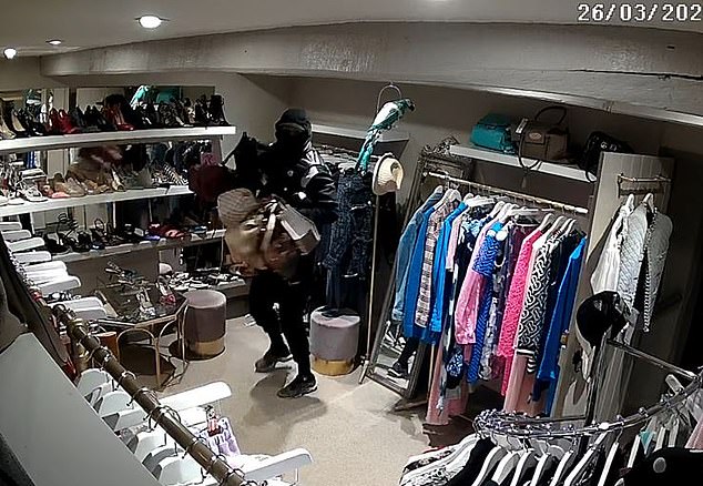 D&agrave;n sao b&oacute;ng đ&aacute; phải thu&ecirc; v&otilde; sĩ MMA bảo vệ khi băng đảng tội phạm coi khu nh&agrave; triệu ph&uacute; l&agrave; &ldquo;Disneyland&rdquo;- Ảnh 2.