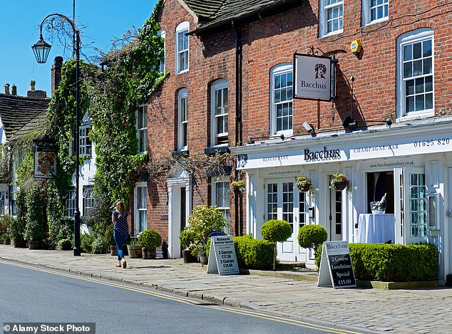 D&agrave;n sao b&oacute;ng đ&aacute; phải thu&ecirc; v&otilde; sĩ MMA bảo vệ khi băng đảng tội phạm coi khu nh&agrave; triệu ph&uacute; l&agrave; &ldquo;Disneyland&rdquo;- Ảnh 1.