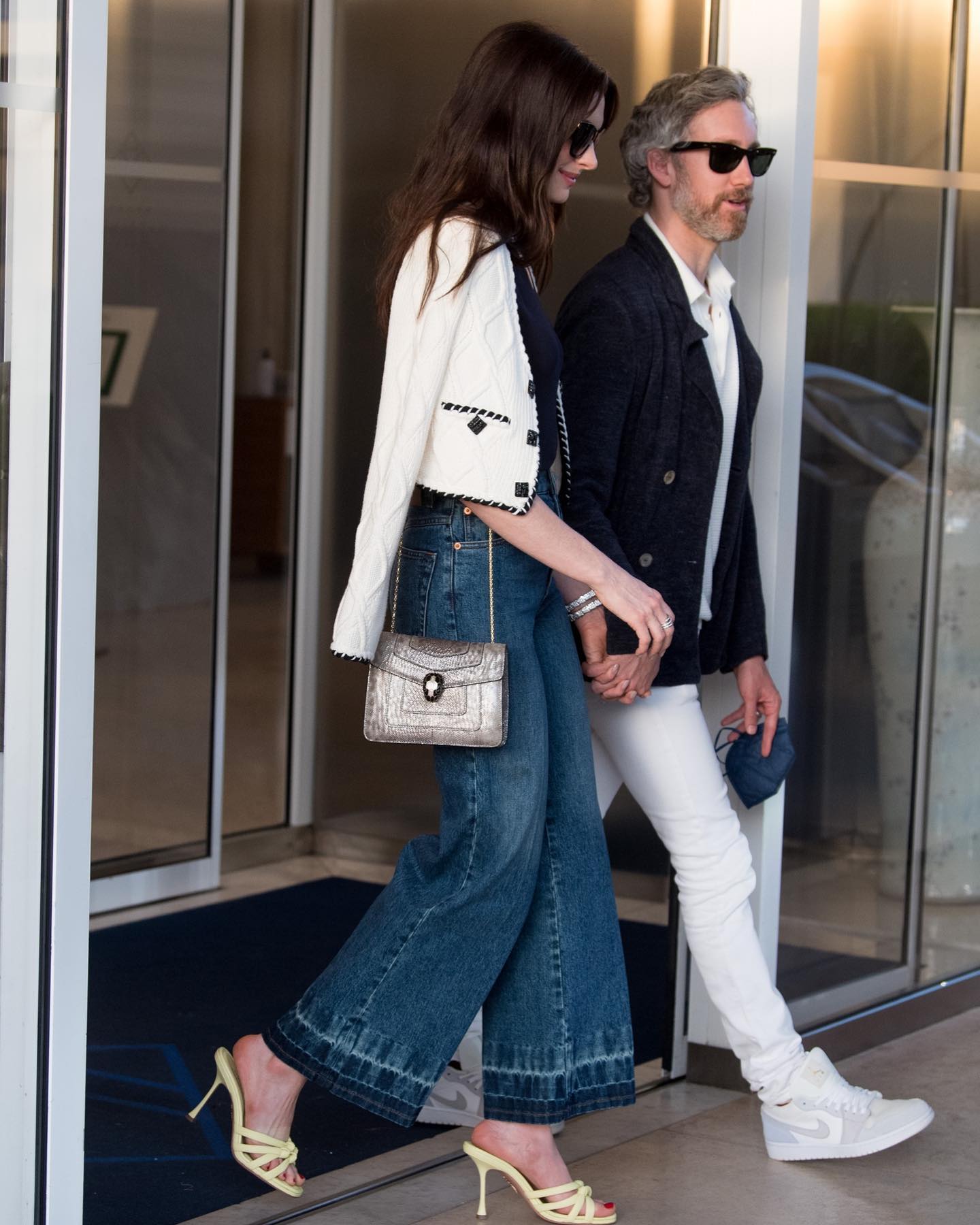 Đẳng cấp thời trang mùa đông của Anne Hathaway: Lên đồ sang trọng với toàn những item cơ bản nhất- Ảnh 2.