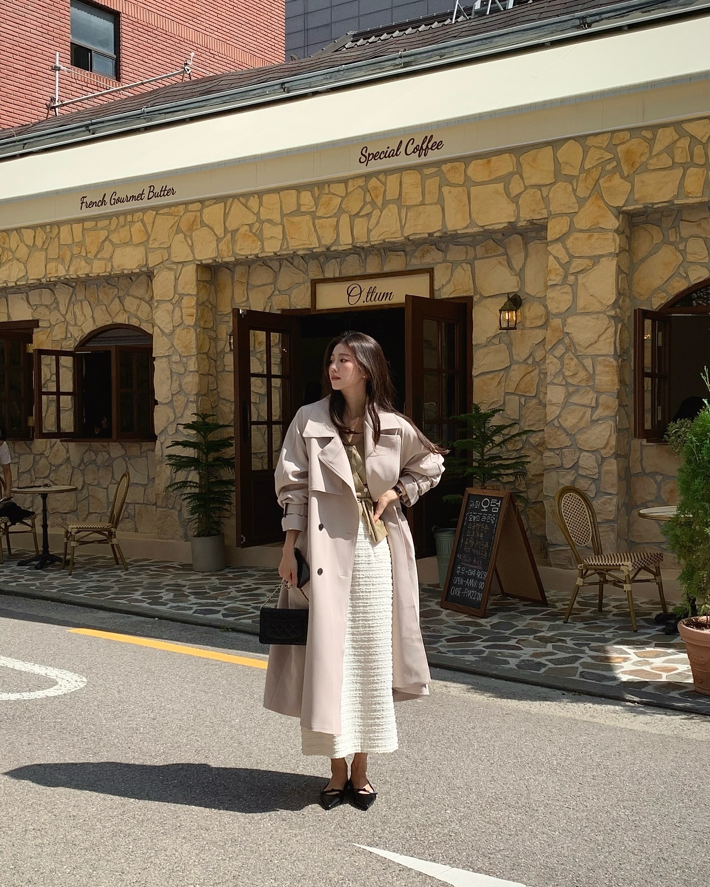 Nếu chỉ được sắm 1 kiểu chân váy, chị em hãy chọn chân váy suông vì mặc thế nào cũng sang và tôn dáng- Ảnh 4. Nếu chỉ được sắm 1 kiểu chân váy, chị em hãy chọn chân váy suông vì mặc thế nào cũng sang và tôn dáng- Ảnh 4.