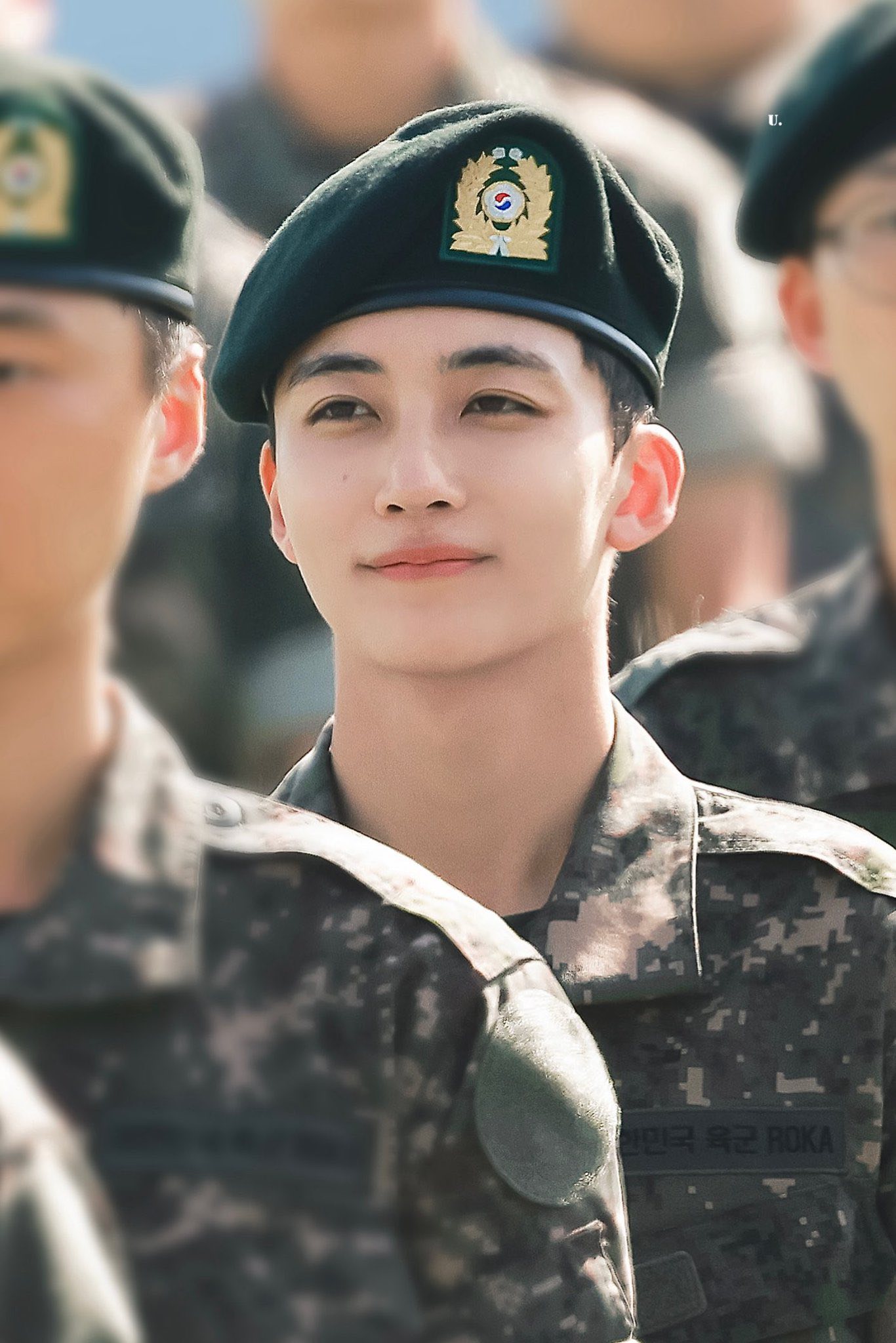 Mỹ nam đẹp đến mức sáng bừng cả Bộ Quốc phòng, ai nhìn cũng muốn đi nhập ngũ- Ảnh 1.