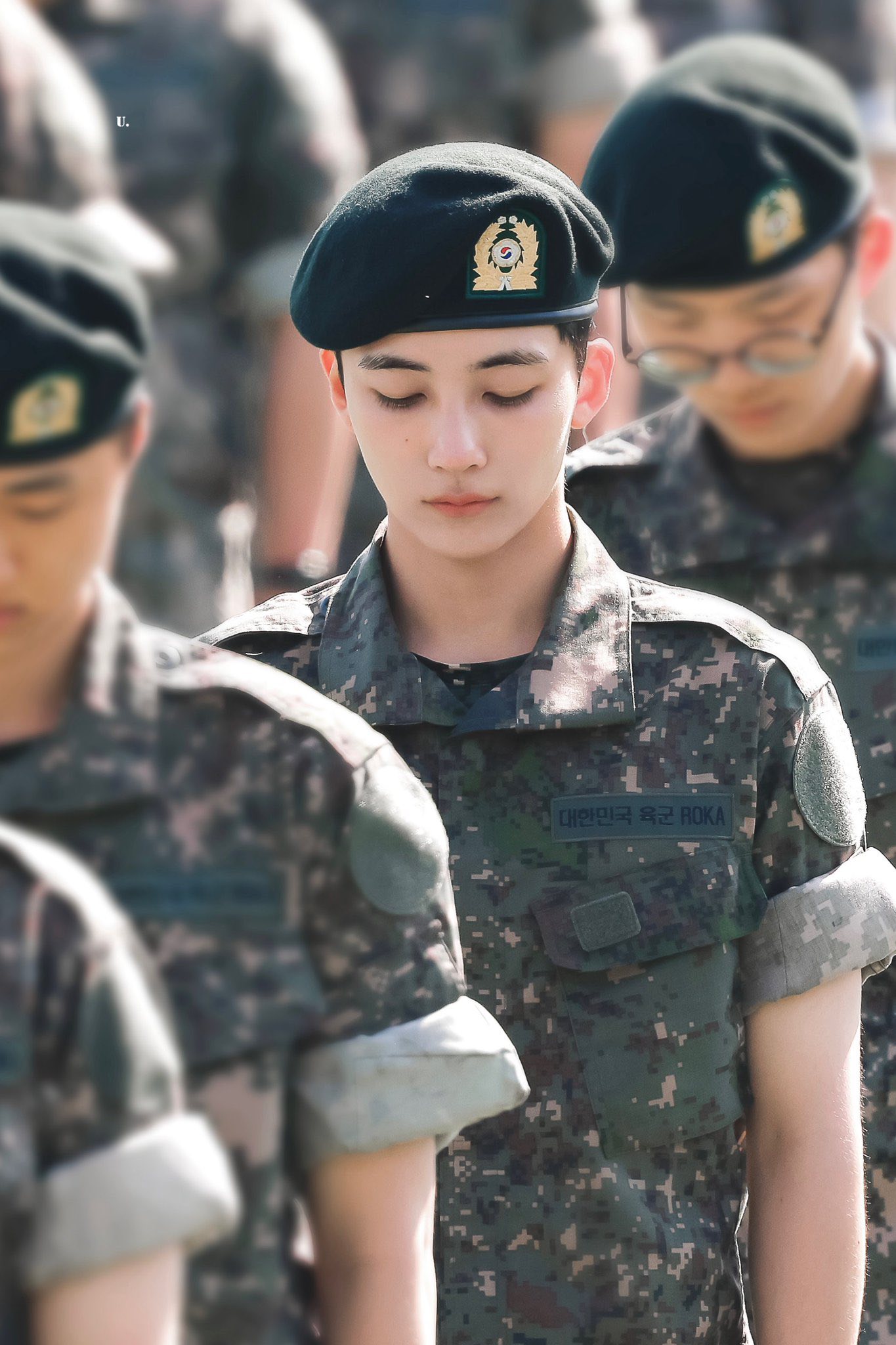 Mỹ nam đẹp đến mức sáng bừng cả Bộ Quốc phòng, ai nhìn cũng muốn đi nhập ngũ- Ảnh 2.