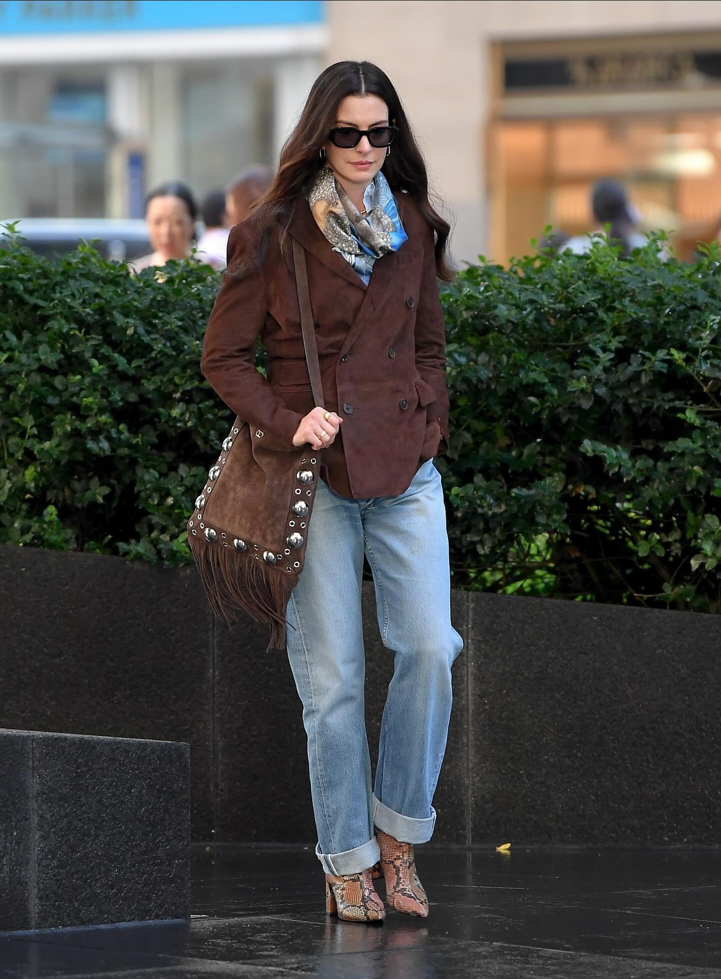 Đẳng cấp thời trang mùa đông của Anne Hathaway: Lên đồ sang trọng với toàn những item cơ bản nhất- Ảnh 3.