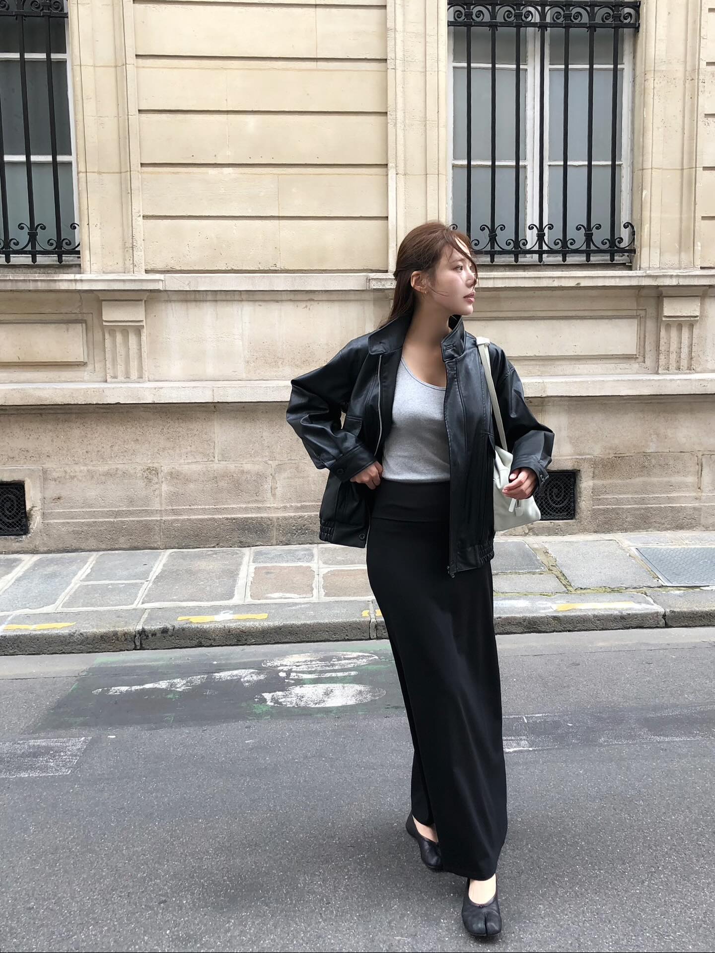 Nếu chỉ được sắm 1 kiểu chân váy, chị em hãy chọn chân váy suông vì mặc thế nào cũng sang và tôn dáng- Ảnh 1. Nếu chỉ được sắm 1 kiểu chân váy, chị em hãy chọn chân váy suông vì mặc thế nào cũng sang và tôn dáng- Ảnh 1.