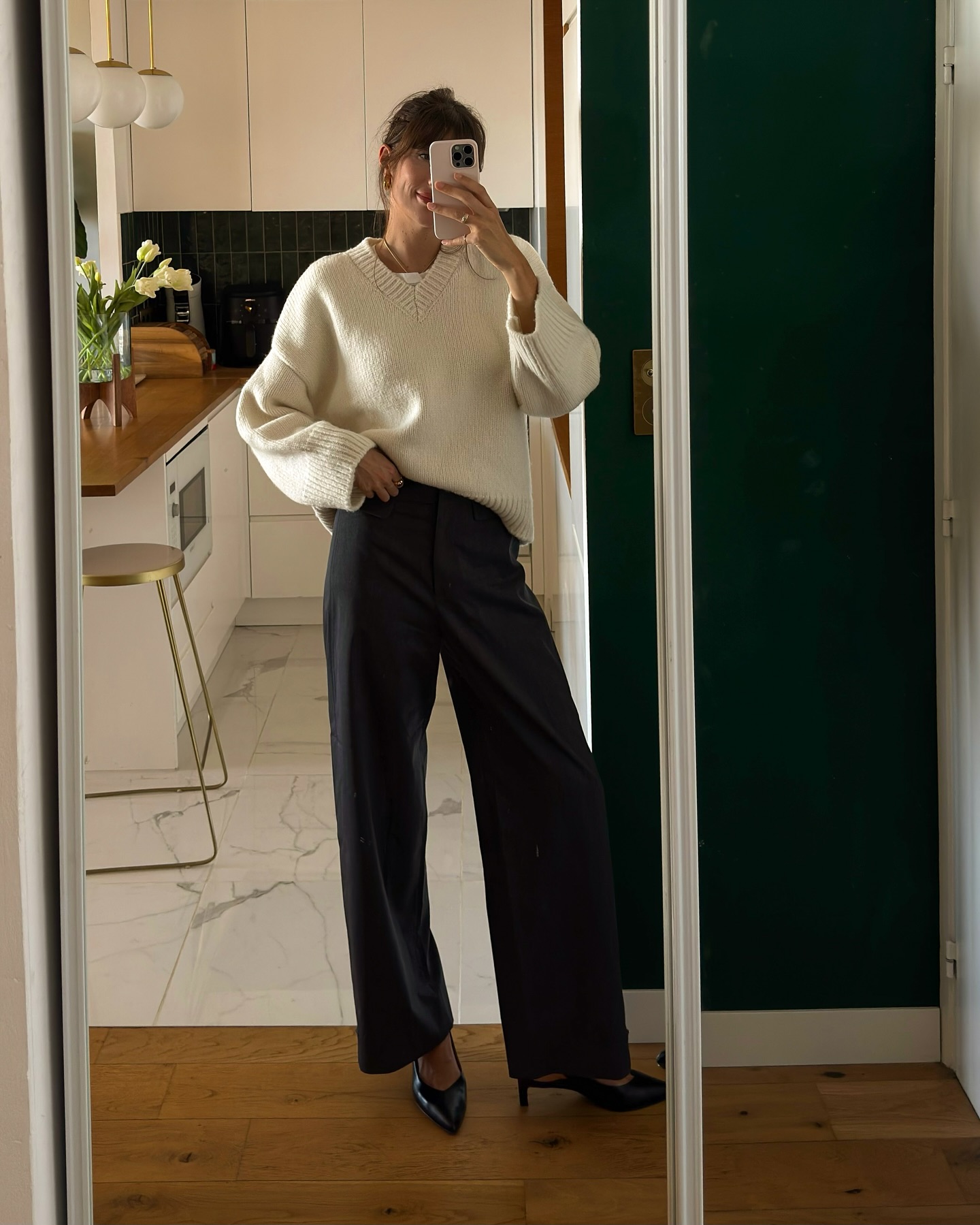 Phụ nữ Pháp mặc áo len đơn giản mà vẫn sang là vì họ ưu ái 5 kiểu dáng này- Ảnh 1.