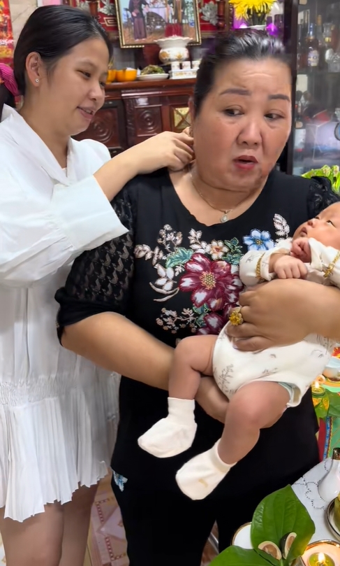 10 triệu người xem cảnh con dâu lột vàng mẹ chồng trong ngày đầy tháng- Ảnh 3.